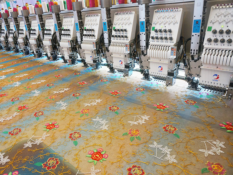 Отбортовывает вышивку machine-6.JPG